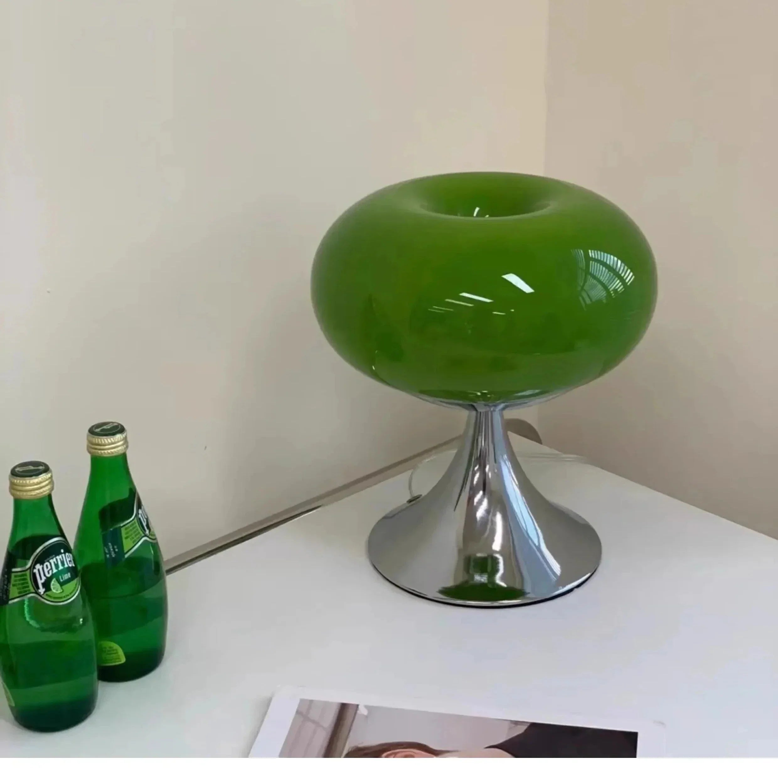"Epleformet vintage bordlampe i hvitt og grønt glass, elegant design, perfekt for klassiske og moderne rom."