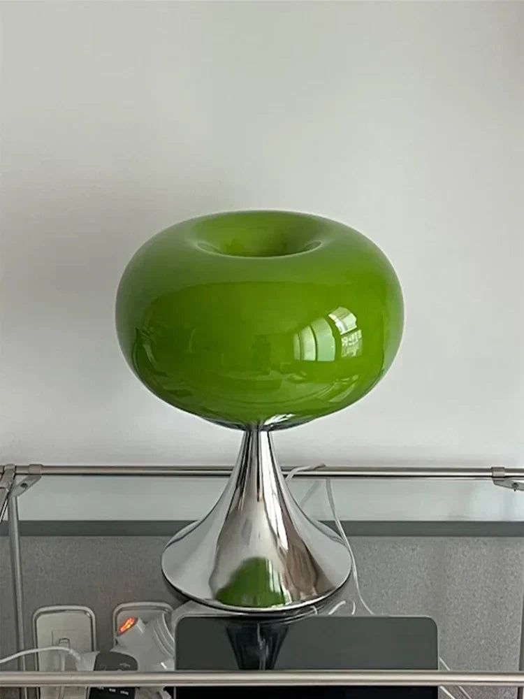 "Epleformet vintage bordlampe i hvitt og grønt glass, elegant design, perfekt for klassiske og moderne rom."