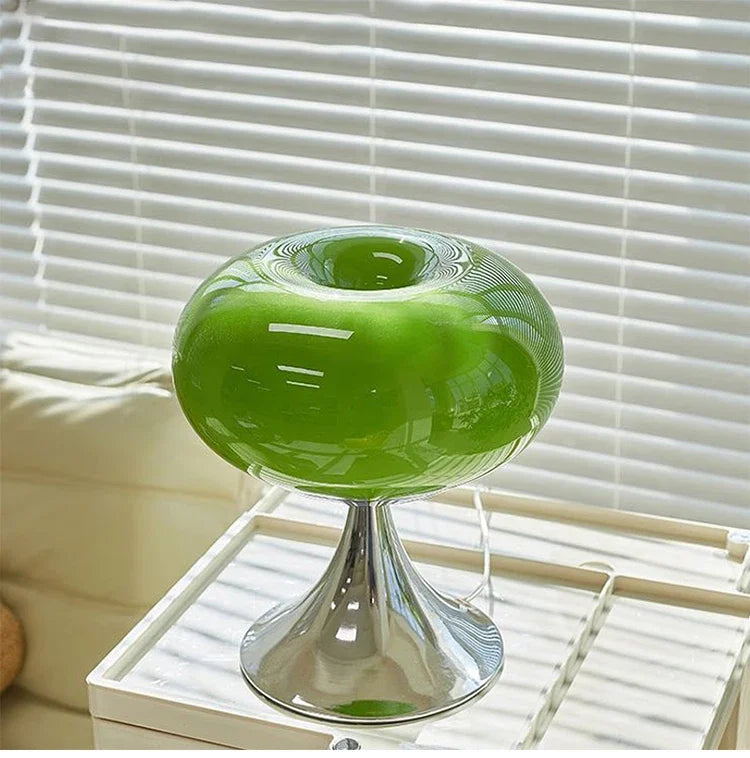 "Epleformet vintage bordlampe i hvitt og grønt glass, elegant design, perfekt for klassiske og moderne rom."