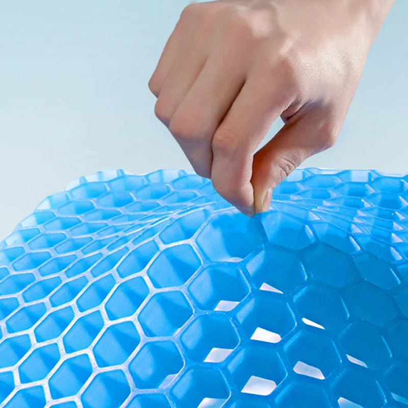 "Ergonomisk blå gelpute med kjølende effekt og bikakemikroporedesign for maksimal komfort og luftstrøm."