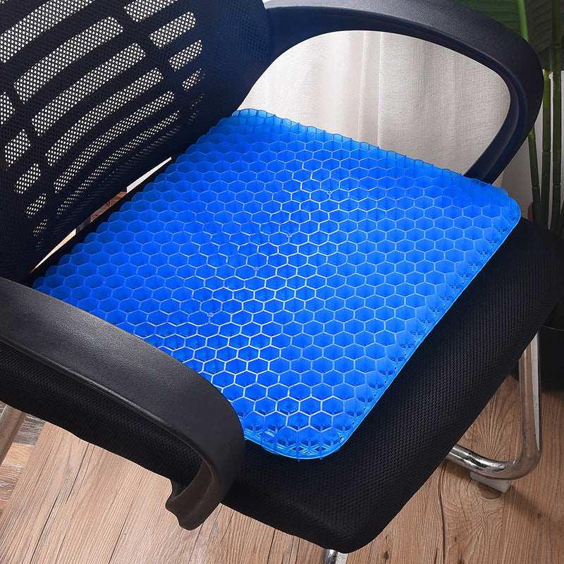 "Ergonomisk blå gelpute med kjølende effekt og bikakemikroporedesign for maksimal komfort og luftstrøm."