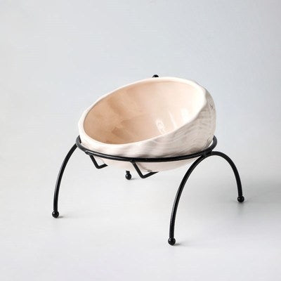 Solid keramisk kjæledyrskål i hvit skjellform. Ergonomisk design for både hunder og katter.