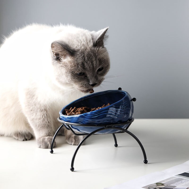 Hvit keramisk kjæledyrskål. Ergonomisk skjellform for hunden eller kattens sunne fordøyelse.