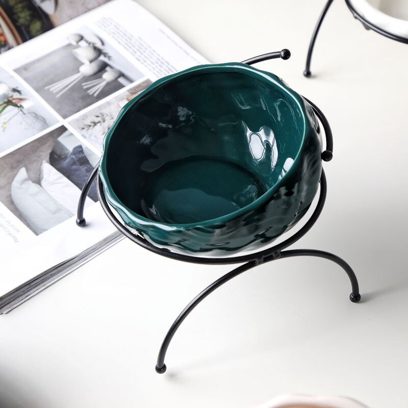 Slitesterk keramisk matskål for kjæledyr. Ergonomisk designet i skjellform for sunnhet.
