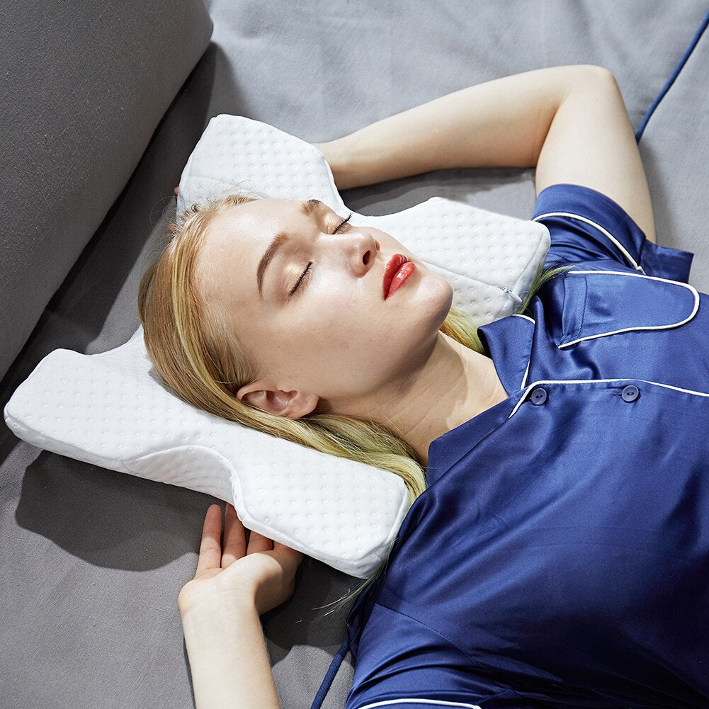 Konturert ergonomisk minneskumpute som former seg etter hode og nakke for optimal søvnkvalitet.