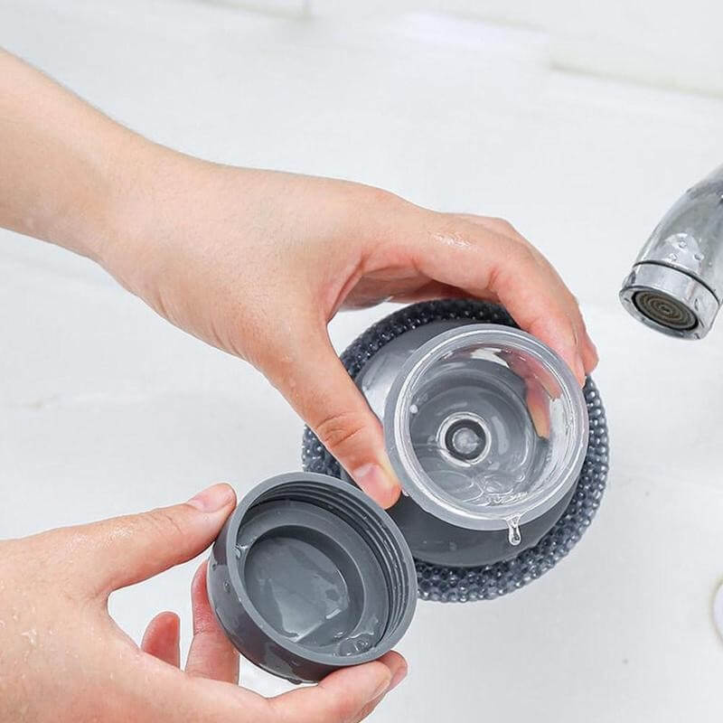 Nærbilde av såpedispenser skrubber. Robust bust for effektiv fjerning av smuss og matrester fra gryter og panner.
