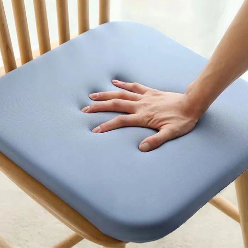 Reisepute i minneskum. Ergonomisk sittepute for bil, tog, fly. Gir smertelindring og støtte på farten.