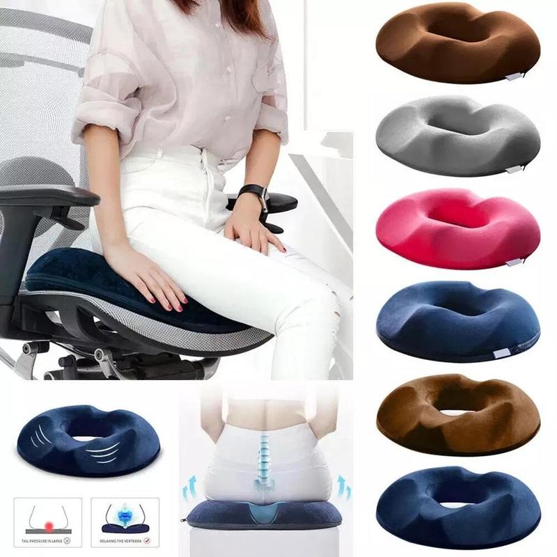 "Ergonomisk trykkavlastende pute i svart minneskum, perfekt for komfortabel sitting og lindring av smerte."
