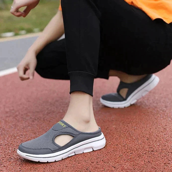 Dametøfler med ergonomisk fotseng, vist fra siden. Myke og komfortable slip-on innesko for fottøy.