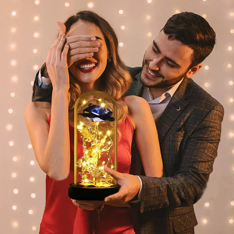 Evighetsrose Galaxy Dome med LED-lys på nattbord, skaper romantisk stemning.