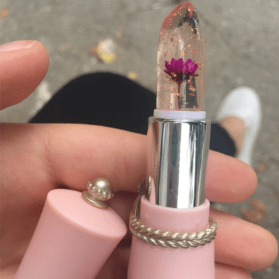 Vanntett leppestift med innebygd blomst. Fargeendrende og fuktighetsgivende