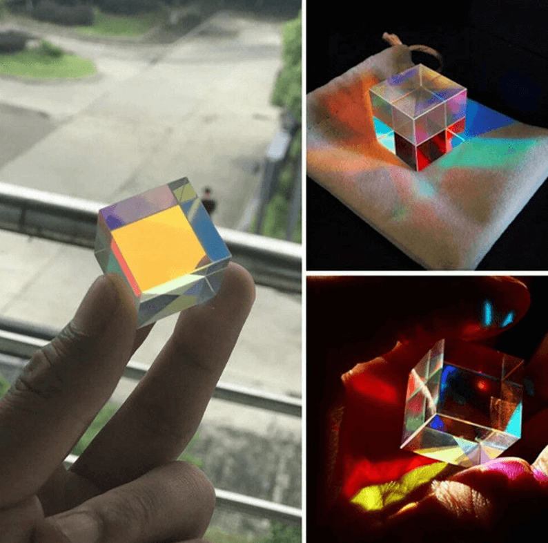 Samling av optiske prismer og kube for ulike virkninger, vitenskapelig og kunstnerisk.