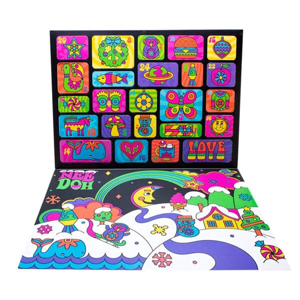Oversiktsbilde av adventskalender for barn med fidgetleker, inkludert pop-its og stretchleker, klar for jul.
