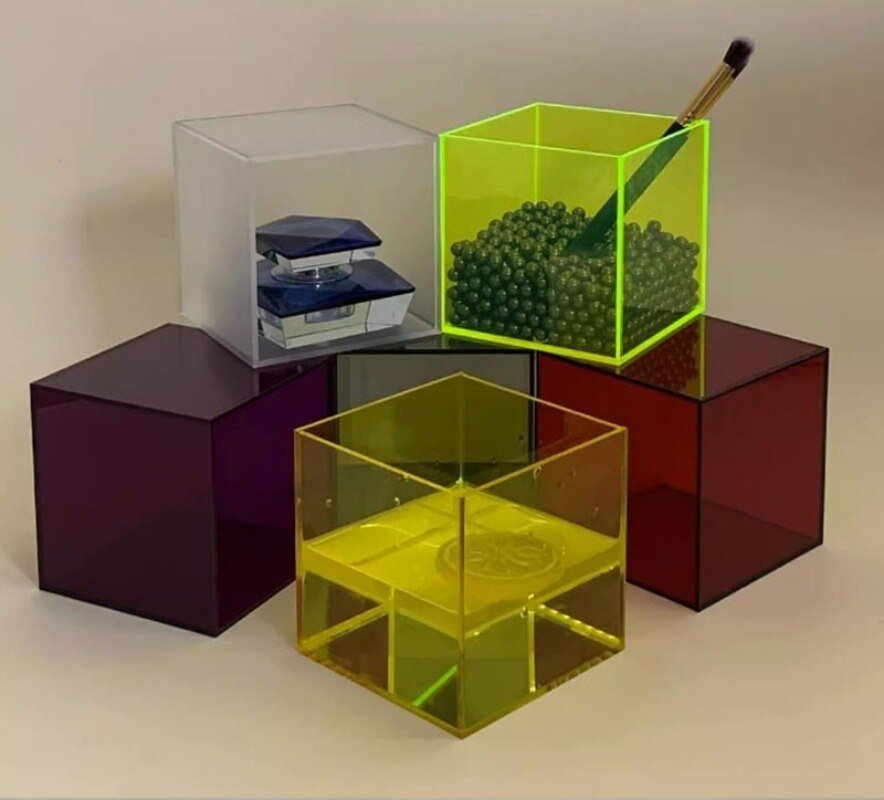 Minimalistisk akryl oppbevaringsboks, fargerik design; organiser tilbehør og småting.