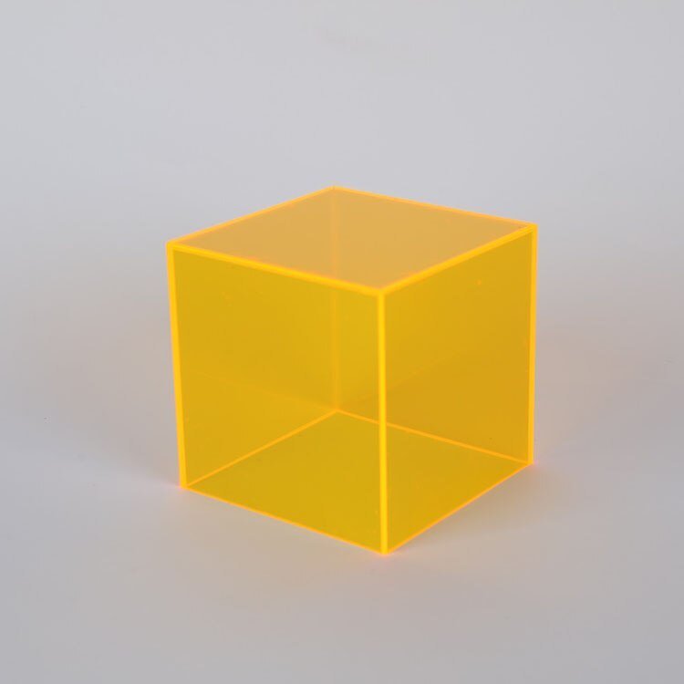 Akryl displayboks i fargerikt design; perfekt for å vise frem små skatter.