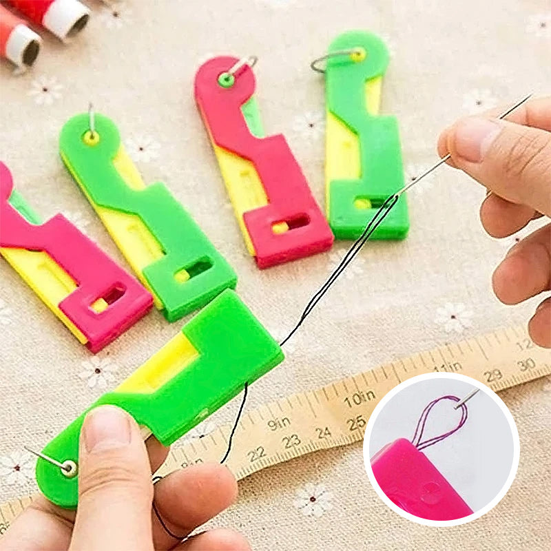 Fargerik automatisk nåletråder i plast for enkel sying. Kompakt og brukervennlig. Perfekt for håndarbeidsentusiaster.