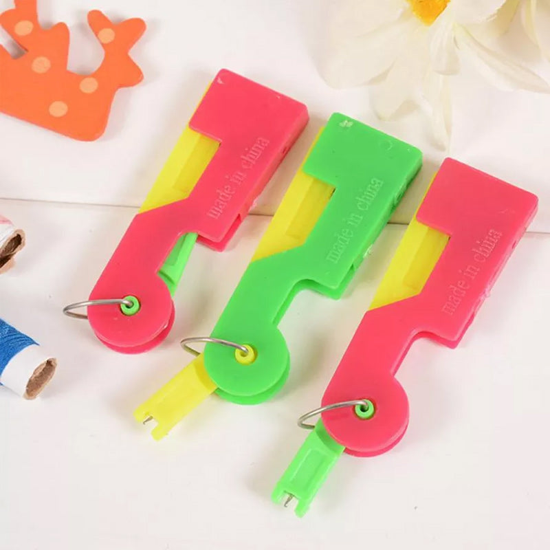 Fargerik automatisk nåletråder i plast for enkel sying. Kompakt og brukervennlig. Perfekt for håndarbeidsentusiaster.