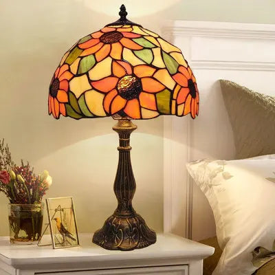 Stilfull fargerik bordlampe, en fleksibel LED-leselampe som gir stemningsfull belysning til hjemmet.