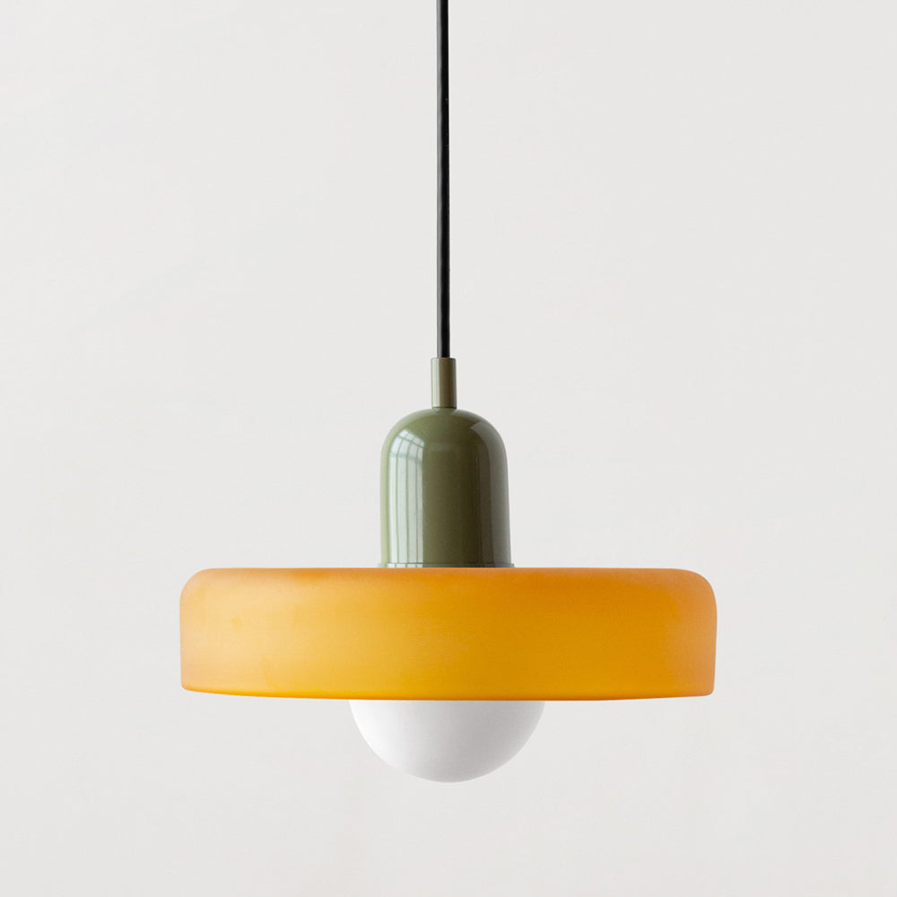 Fargerik glasspendellampe med moderne design, livlige farger og elegant form. Perfekt for stuen eller kjøkkenet.