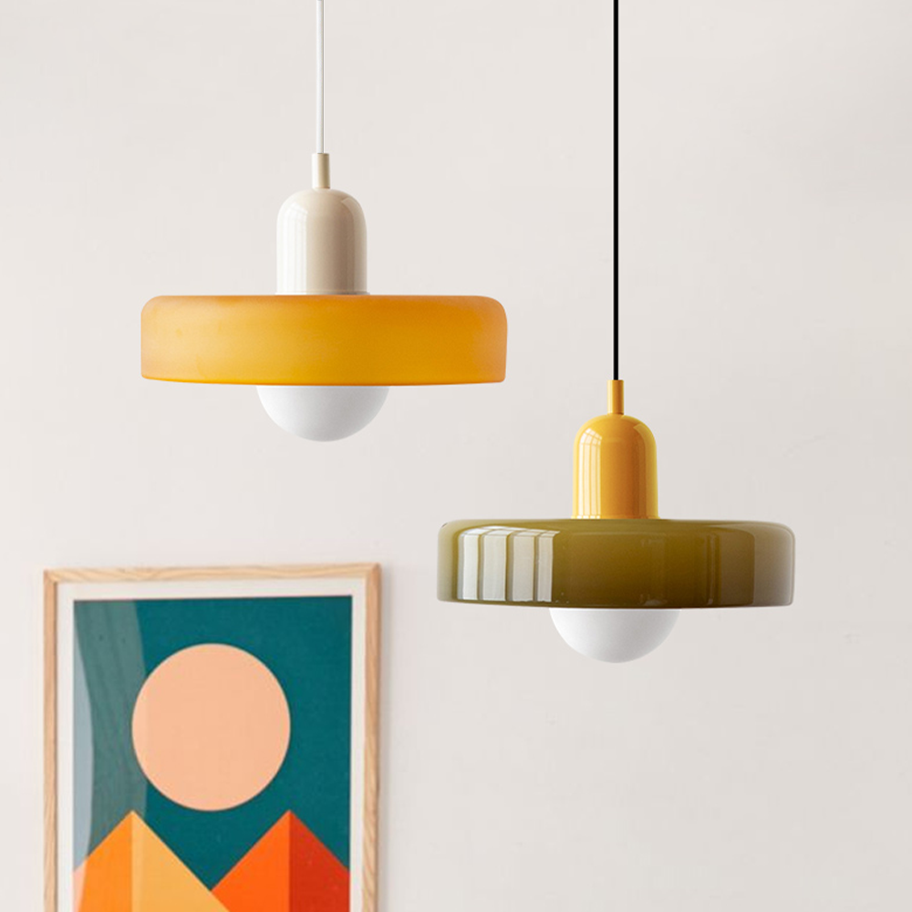 Fargerik glasspendellampe med moderne design, livlige farger og elegant form. Perfekt for stuen eller kjøkkenet.