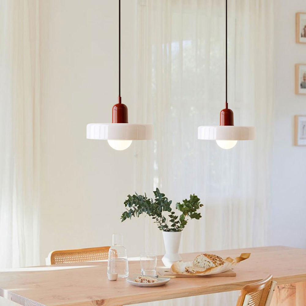 Fargerik glasspendellampe med moderne design, livlige farger og elegant form. Perfekt for stuen eller kjøkkenet.