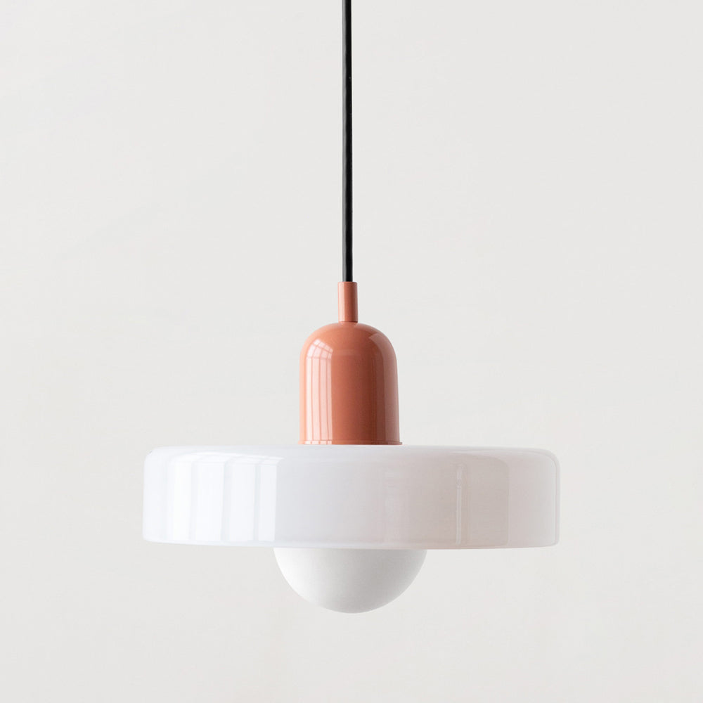 Fargerik glasspendellampe med moderne design, livlige farger og elegant form. Perfekt for stuen eller kjøkkenet.