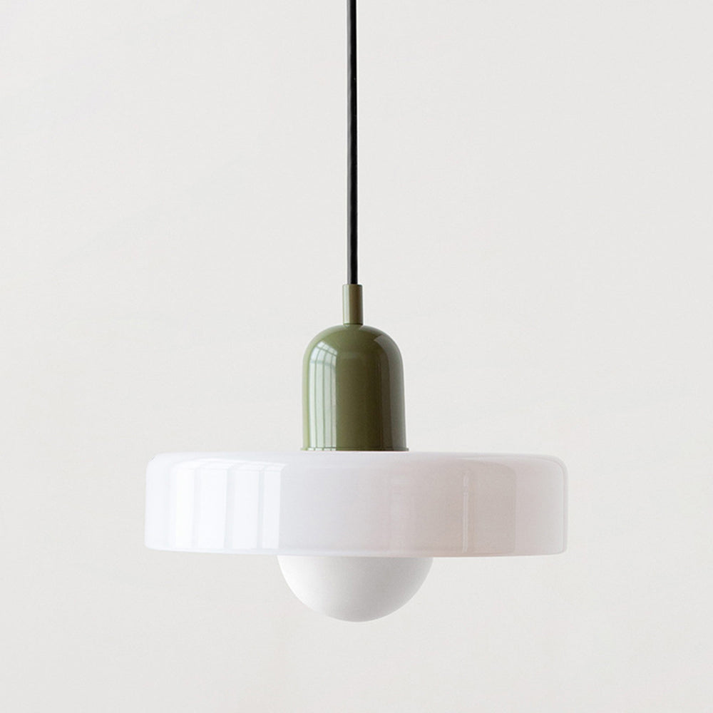 Fargerik glasspendellampe med moderne design, livlige farger og elegant form. Perfekt for stuen eller kjøkkenet.