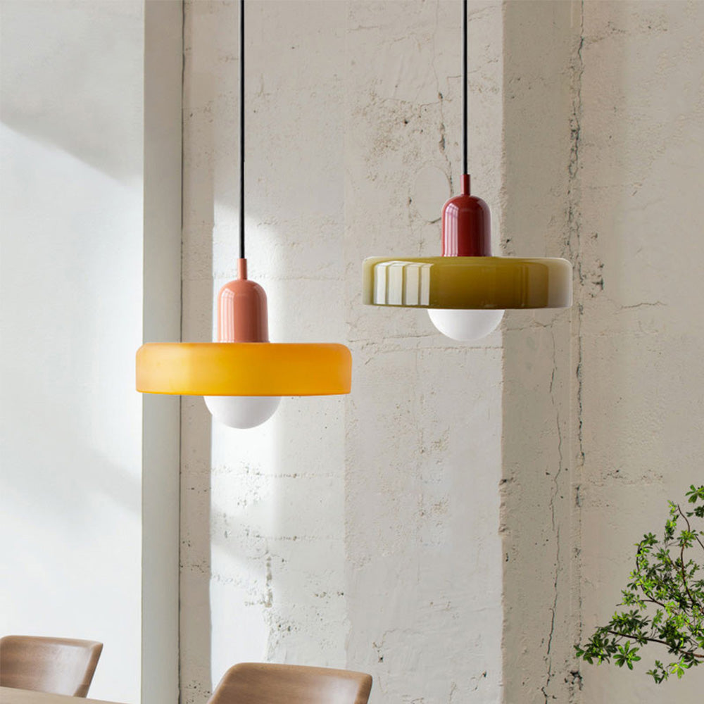 Fargerik glasspendellampe med moderne design, livlige farger og elegant form. Perfekt for stuen eller kjøkkenet.
