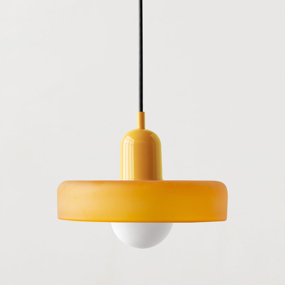Fargerik glasspendellampe med moderne design, livlige farger og elegant form. Perfekt for stuen eller kjøkkenet.