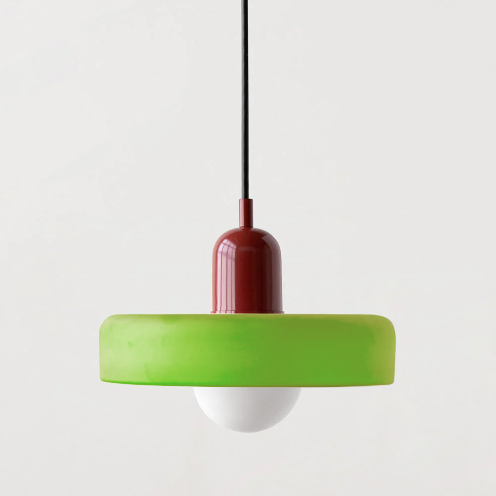 Fargerik glasspendellampe med moderne design, livlige farger og elegant form. Perfekt for stuen eller kjøkkenet.