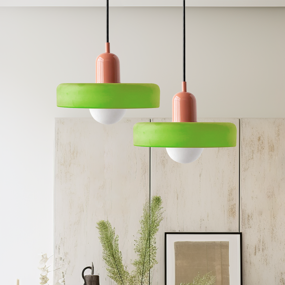Fargerik glasspendellampe med moderne design, livlige farger og elegant form. Perfekt for stuen eller kjøkkenet.