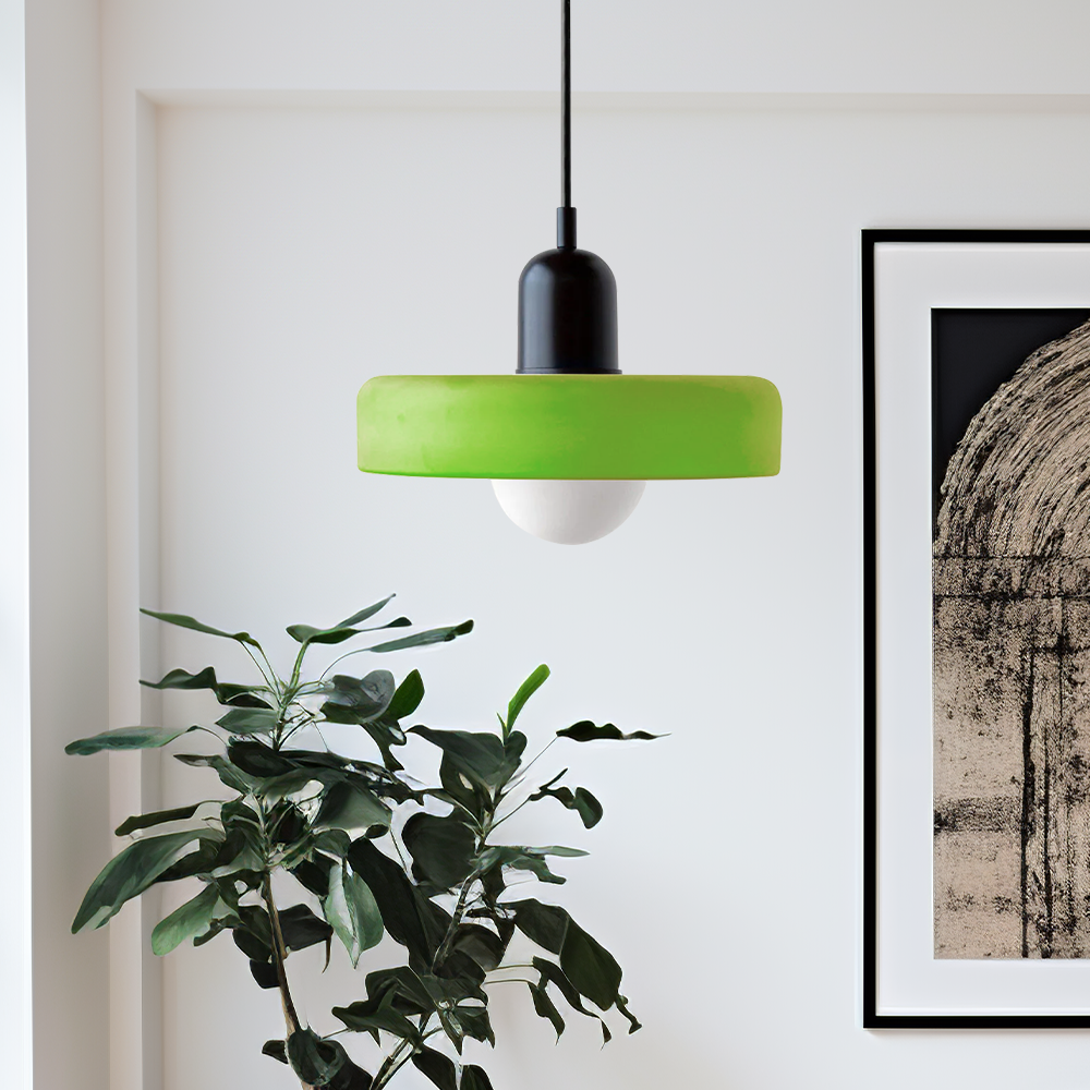 Fargerik glasspendellampe med moderne design, livlige farger og elegant form. Perfekt for stuen eller kjøkkenet.