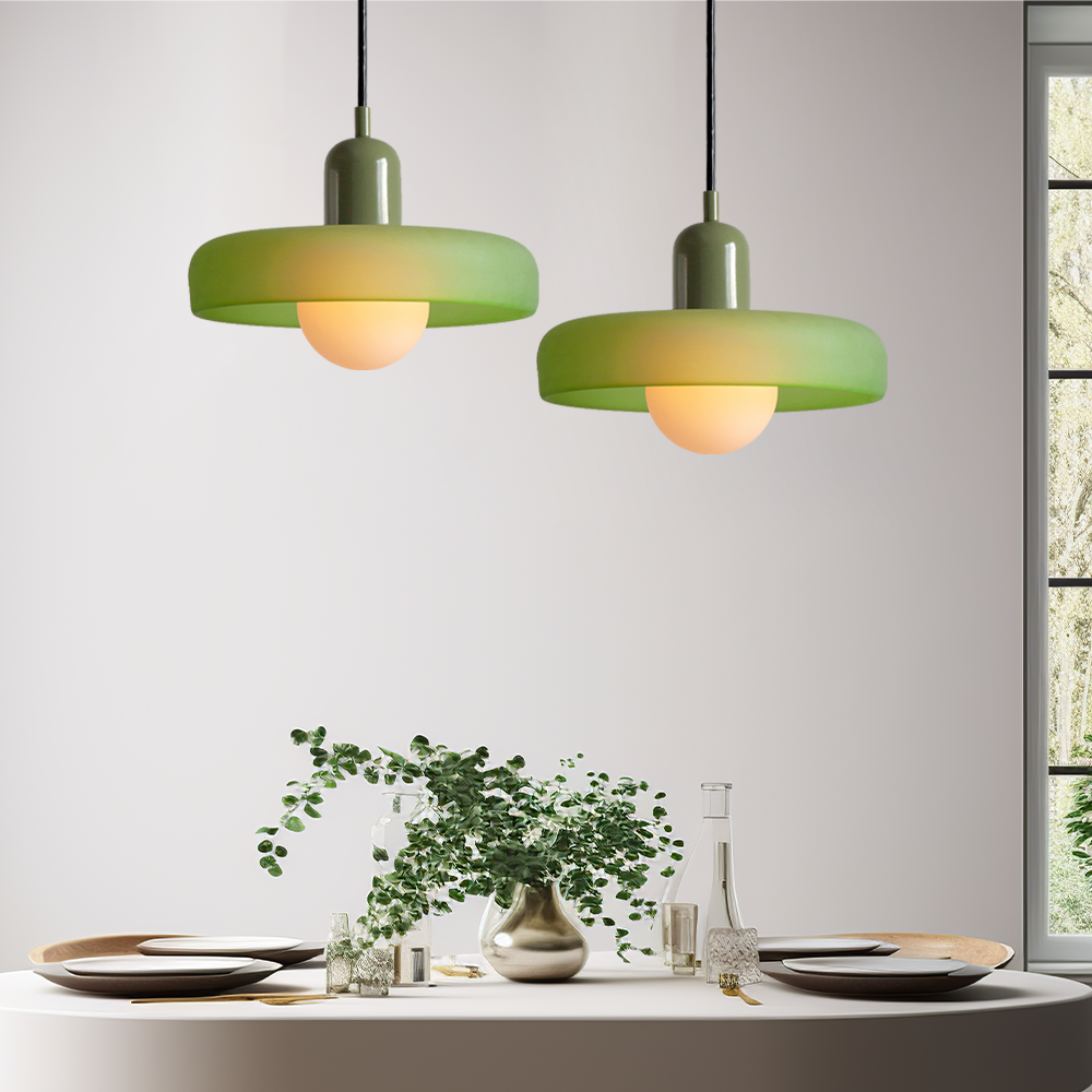 Fargerik glasspendellampe med moderne design, livlige farger og elegant form. Perfekt for stuen eller kjøkkenet.