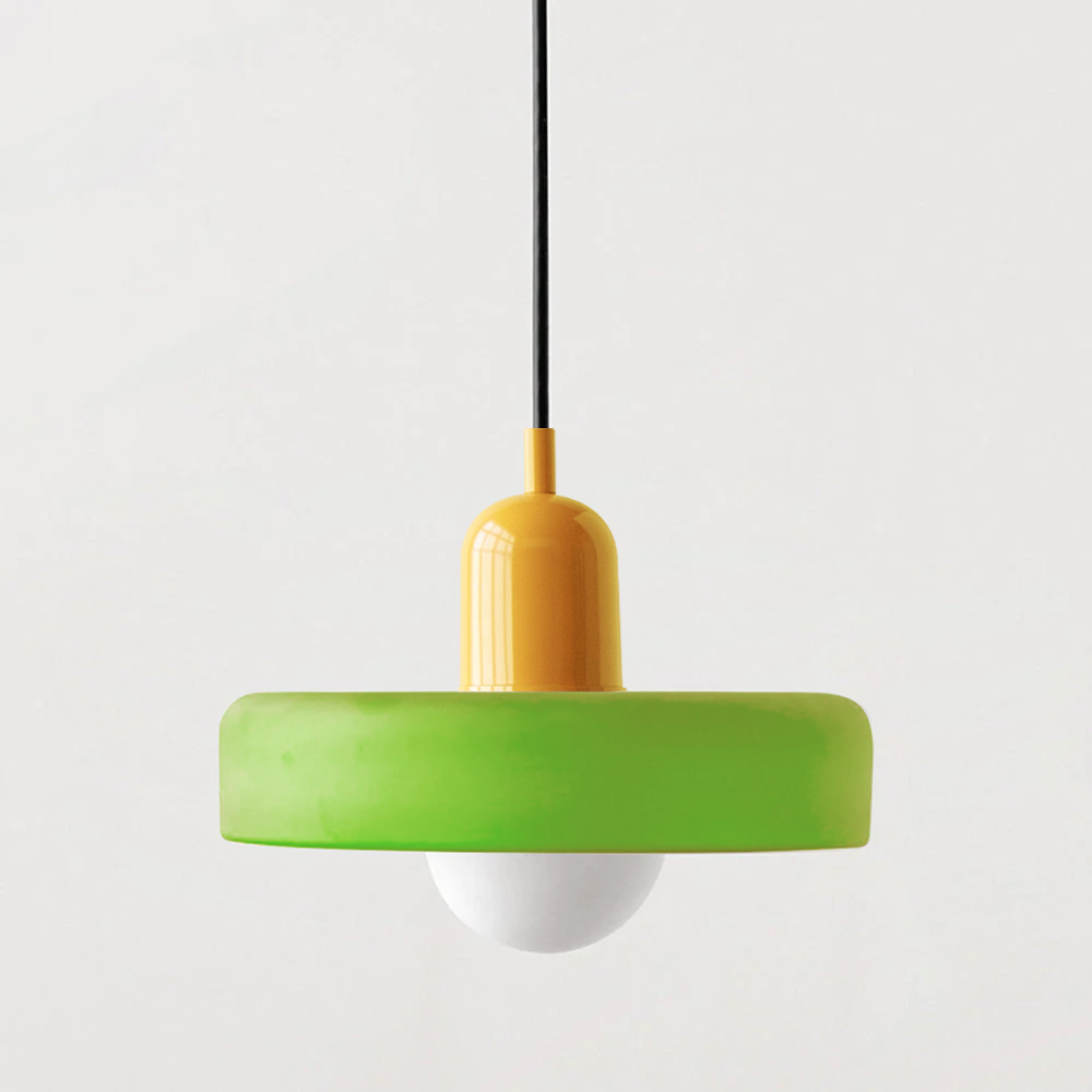 Fargerik glasspendellampe med moderne design, livlige farger og elegant form. Perfekt for stuen eller kjøkkenet.
