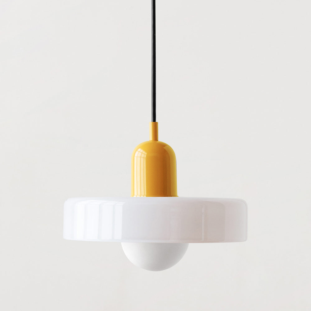 Fargerik glasspendellampe med moderne design, livlige farger og elegant form. Perfekt for stuen eller kjøkkenet.