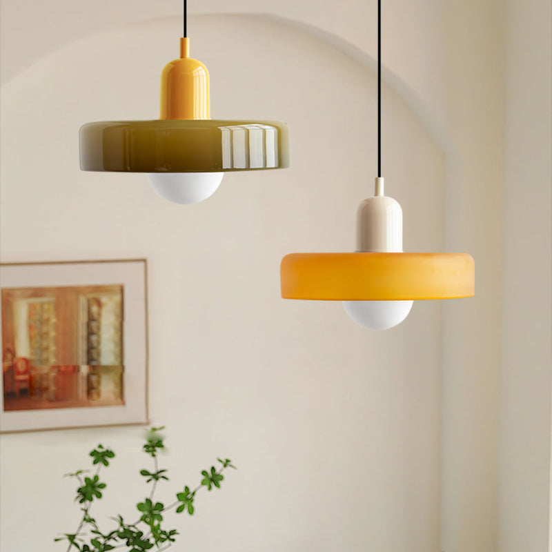 Fargerik glasspendellampe med moderne design, livlige farger og elegant form. Perfekt for stuen eller kjøkkenet.