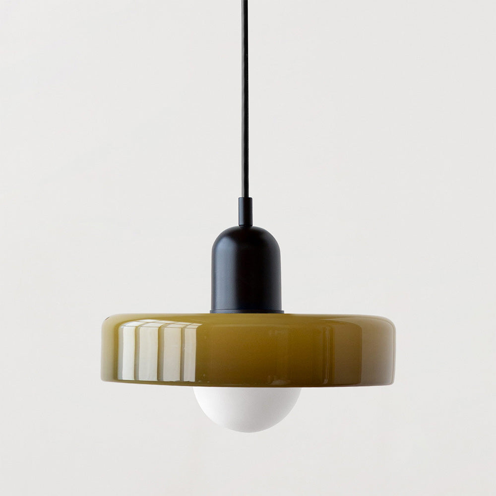 Fargerik glasspendellampe med moderne design, livlige farger og elegant form. Perfekt for stuen eller kjøkkenet.