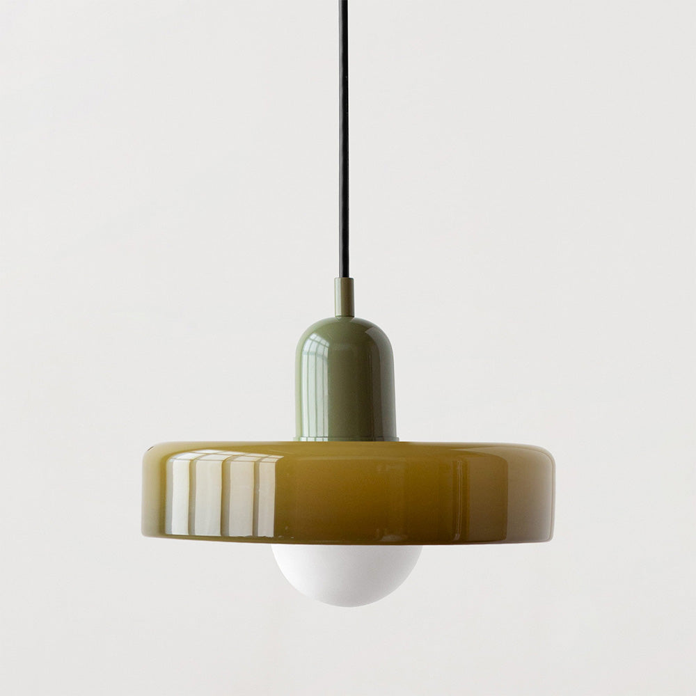 Fargerik glasspendellampe med moderne design, livlige farger og elegant form. Perfekt for stuen eller kjøkkenet.