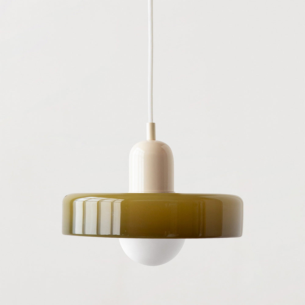 Fargerik glasspendellampe med moderne design, livlige farger og elegant form. Perfekt for stuen eller kjøkkenet.