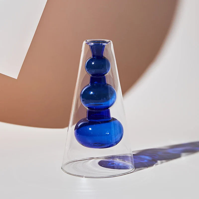 Interiørdetalj: Fargerik glassvase i skandinavisk stil, moderne gave til hjemmet