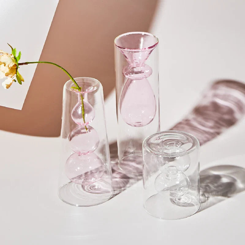 Dekorativ fargerik glassvase, skandinavisk interiør for stilbevisste hjem