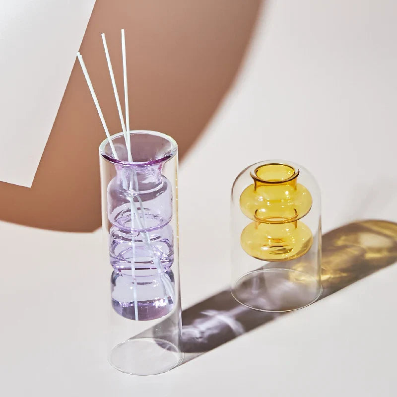 Flerfarget glassvase i unikt skandinavisk design, en moderne blomsterdekorasjon
