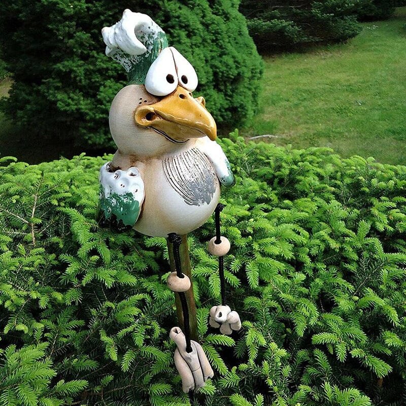 Fargerik hage harpiks kyllingornament, intrikat design, håndlaget, blå, grønn, rød, dekor for utendørs bruk.