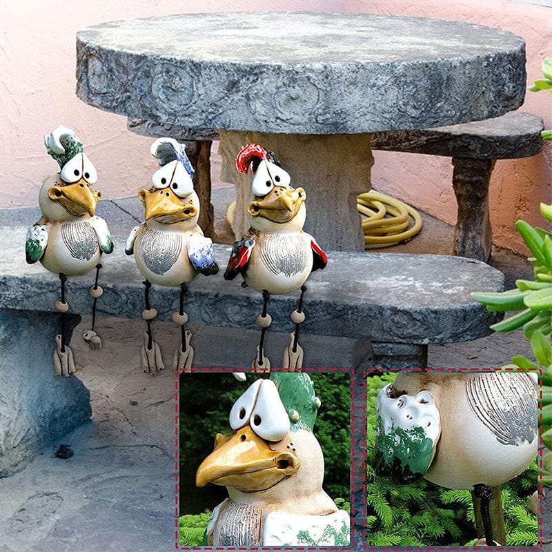 Fargerik hage harpiks kyllingornament, intrikat design, håndlaget, blå, grønn, rød, dekor for utendørs bruk.