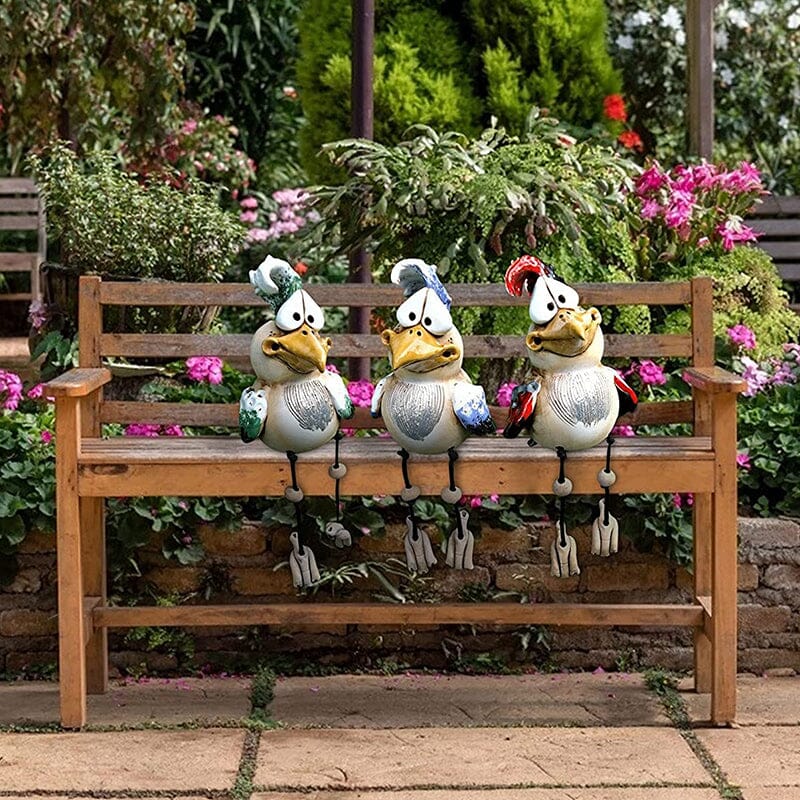 Fargerik hage harpiks kyllingornament, intrikat design, håndlaget, blå, grønn, rød, dekor for utendørs bruk.