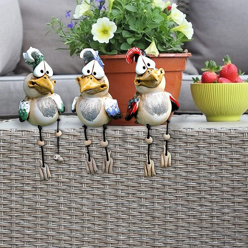 Fargerik hage harpiks kyllingornament, intrikat design, håndlaget, blå, grønn, rød, dekor for utendørs bruk.