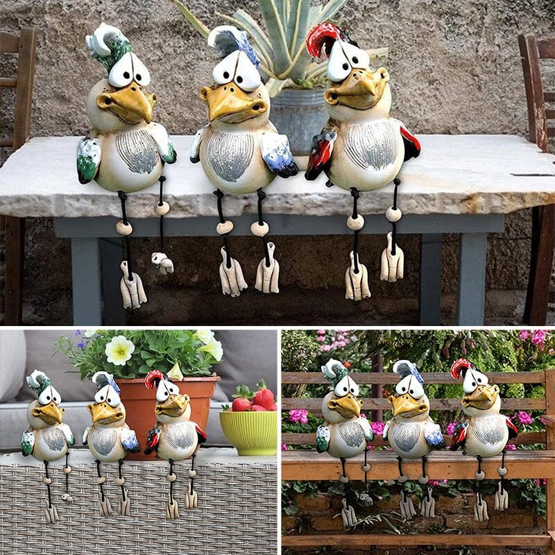 Fargerik hage harpiks kyllingornament, intrikat design, håndlaget, blå, grønn, rød, dekor for utendørs bruk.