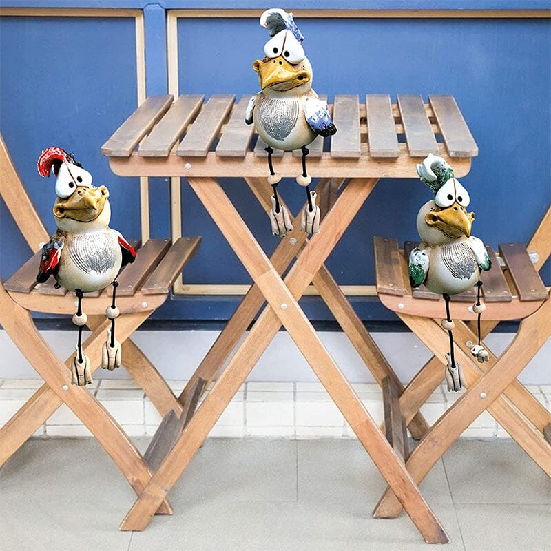 Fargerik hage harpiks kyllingornament, intrikat design, håndlaget, blå, grønn, rød, dekor for utendørs bruk.