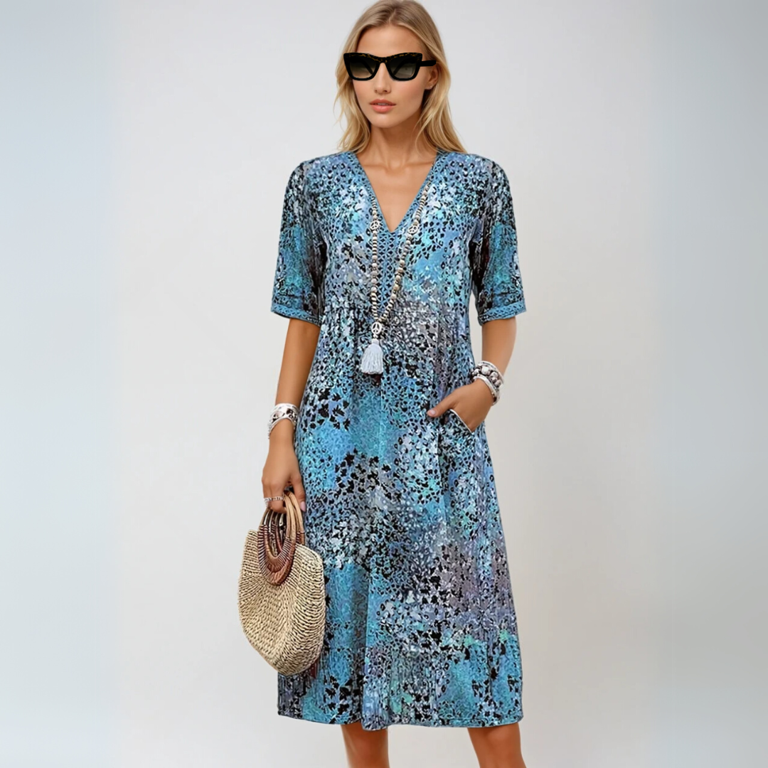 Luftig fargerik boho chic kvinnekjole, midt-lengde med elegant snitt, perfekt for sommer og fest.