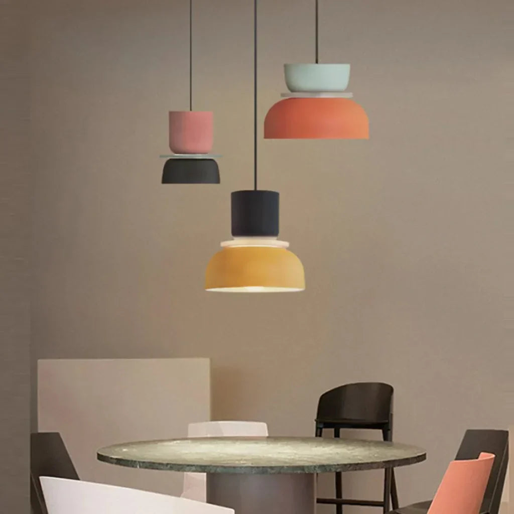 "Fargerik pendellampe med makronfarger og moderne nordisk design, interiørbelysning, perfekt for små til mellomstore rom."